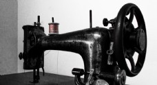 
                    老式缝纫机图片

