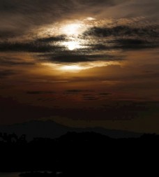 远山夕阳西下图片