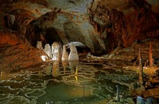溶洞洞穴石柱石钟乳摄影图片