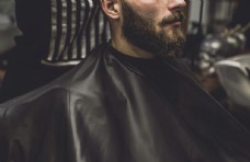 在剪头发的男人图片
