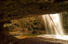 洞穴瀑布图片