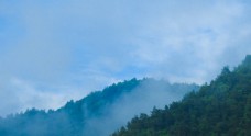 度假高山云雾和蓝天图片