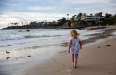 沙滩散步小女孩图片
