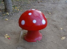 红色蘑菇雕塑图片