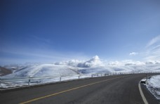 蓝天白云雪后高速公路图片
