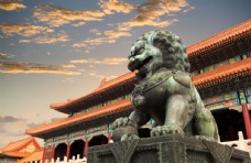天空北京故宫门前的石狮子图片