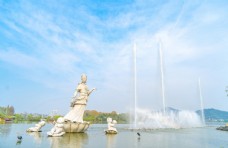 西式喷泉平面湖上的雕塑和喷泉图片