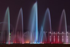 西式喷泉夜晚彩色的喷泉图片