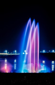 西式喷泉五光十色的喷泉图片