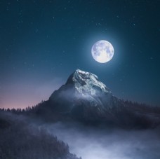 雪山高山和月亮图片