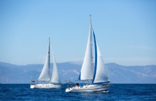 景观水景海上的帆船图片