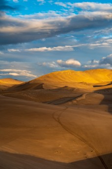 大自然蓝天白云下的沙漠图片