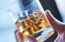 威士忌冰块洋酒背景素材图片