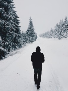大雪中行走的男性图片