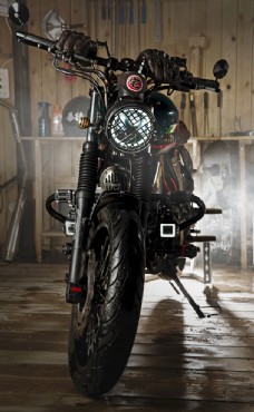 车库里的改装复古摩托车图片