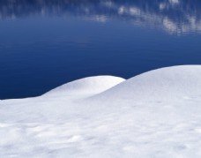 湖边的积雪图片