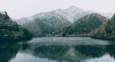远山湖水图片