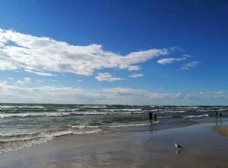 海边风景风景蓝天白云海边沙滩图片