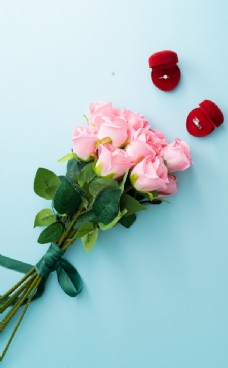 红色花朵蓝色底板上的粉色玫瑰花束图片