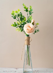 特色花瓶里的浅粉色玫瑰拍摄特写图片