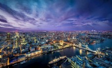伦敦城市繁华夜景鸟瞰图片