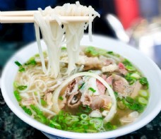 东南亚传统的越南河粉牛肉汤面图片