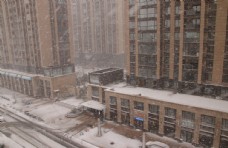 下雪城市图片
