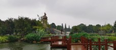 曲桥池塘雕塑图片