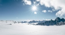 天空雪山雪景图片
