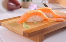 火炙三文鱼寿司图片
