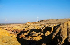 北疆额尔齐斯河岸五彩滩风力发电图片