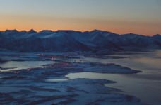 黎明时北挪威镇风景图片