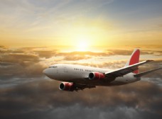 天空穿越云层的旅游客机图片
