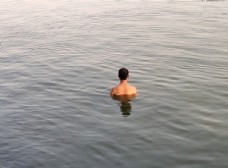 一个人在水里游泳图片
