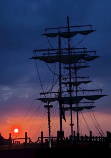 日落下的帆船图片